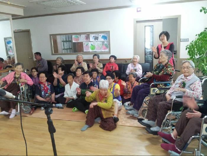 노인요양공동생활가정 사랑가득한집 이미지 4