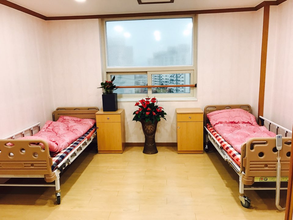 산책하는 요양원 이미지 6