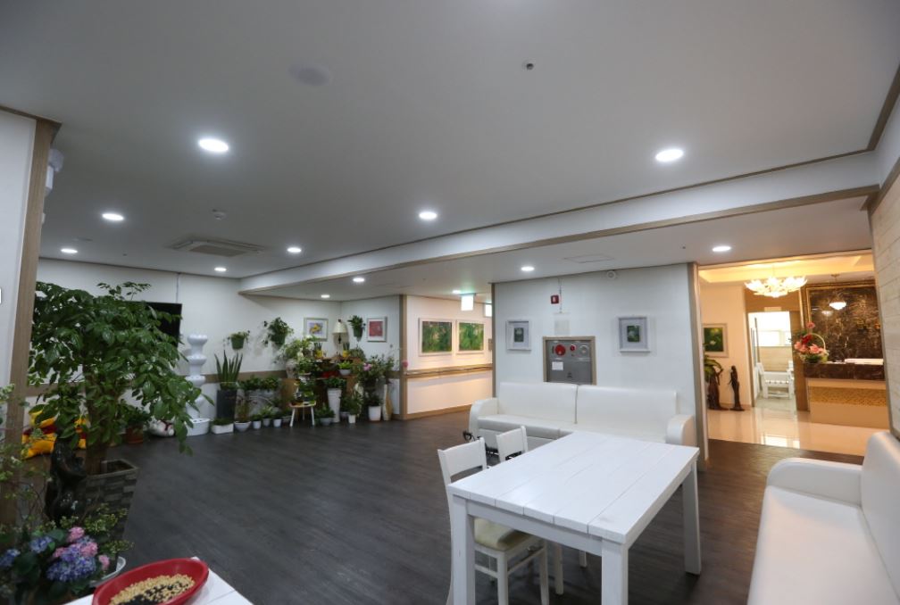 밝은 요양원 이미지 9