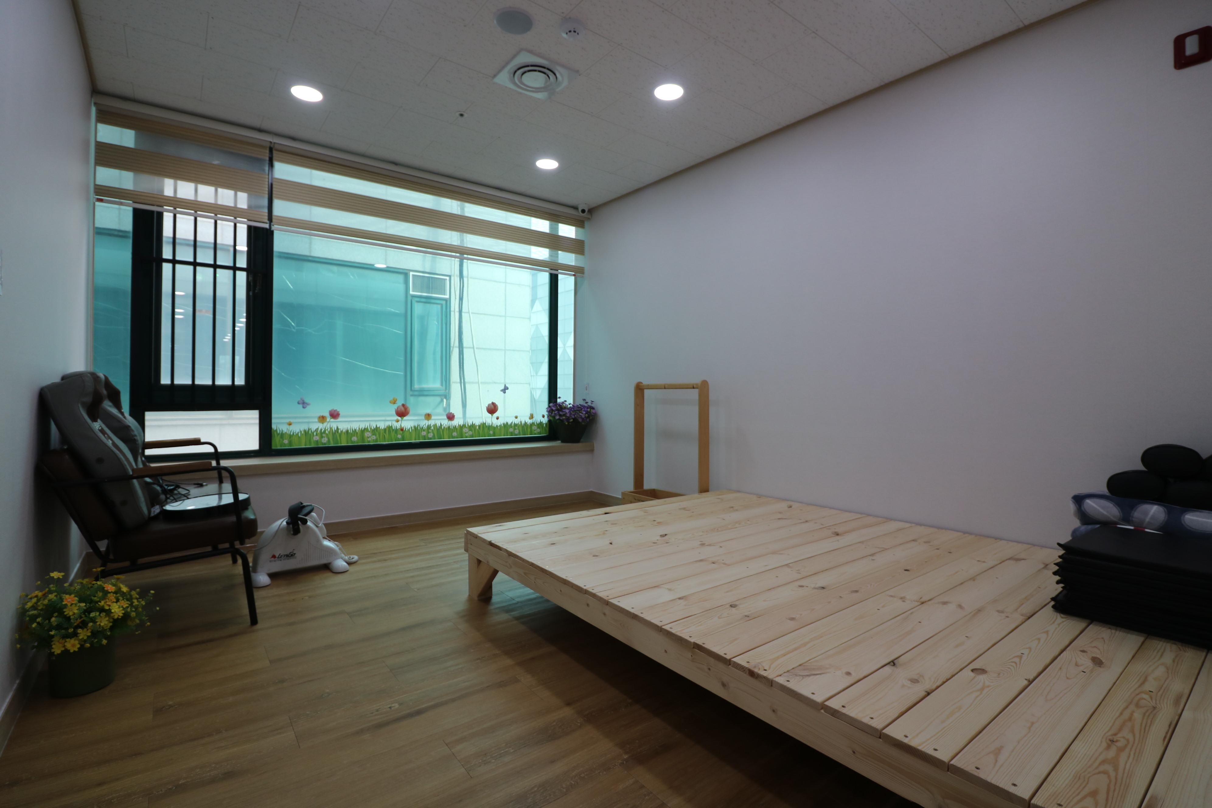 웃음꽃피는마을 요양원 이미지 2