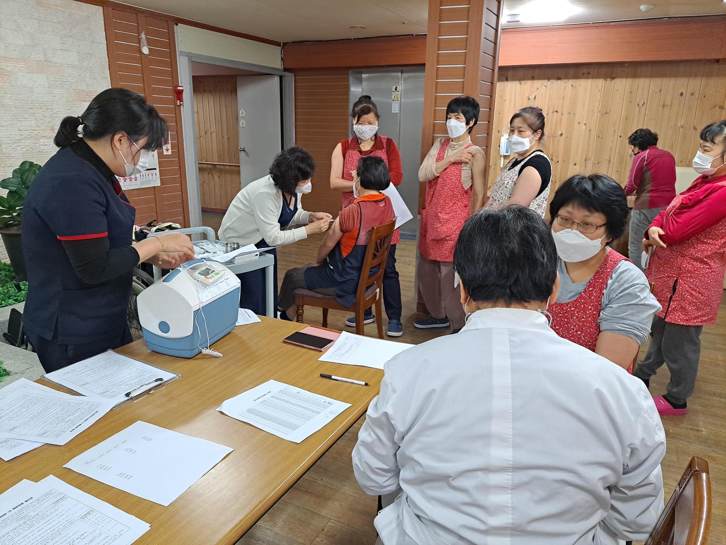 연꽃피는집노인요양원 이미지 4